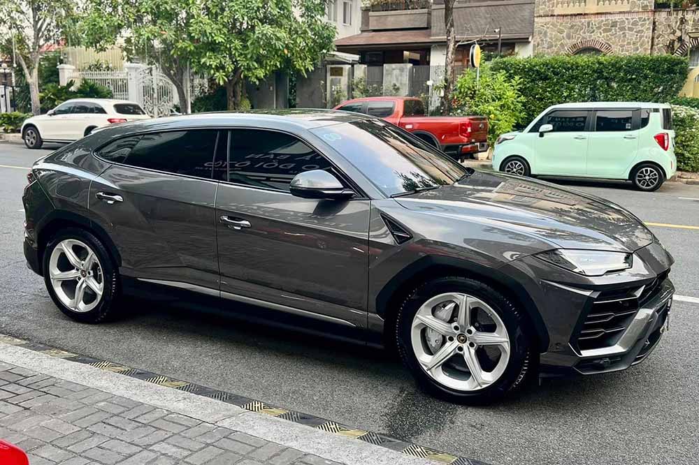 The brand new 2022 Lamborghini Urus is being offered for sale in Ho Chi Minh City. Photo: Huy Kha