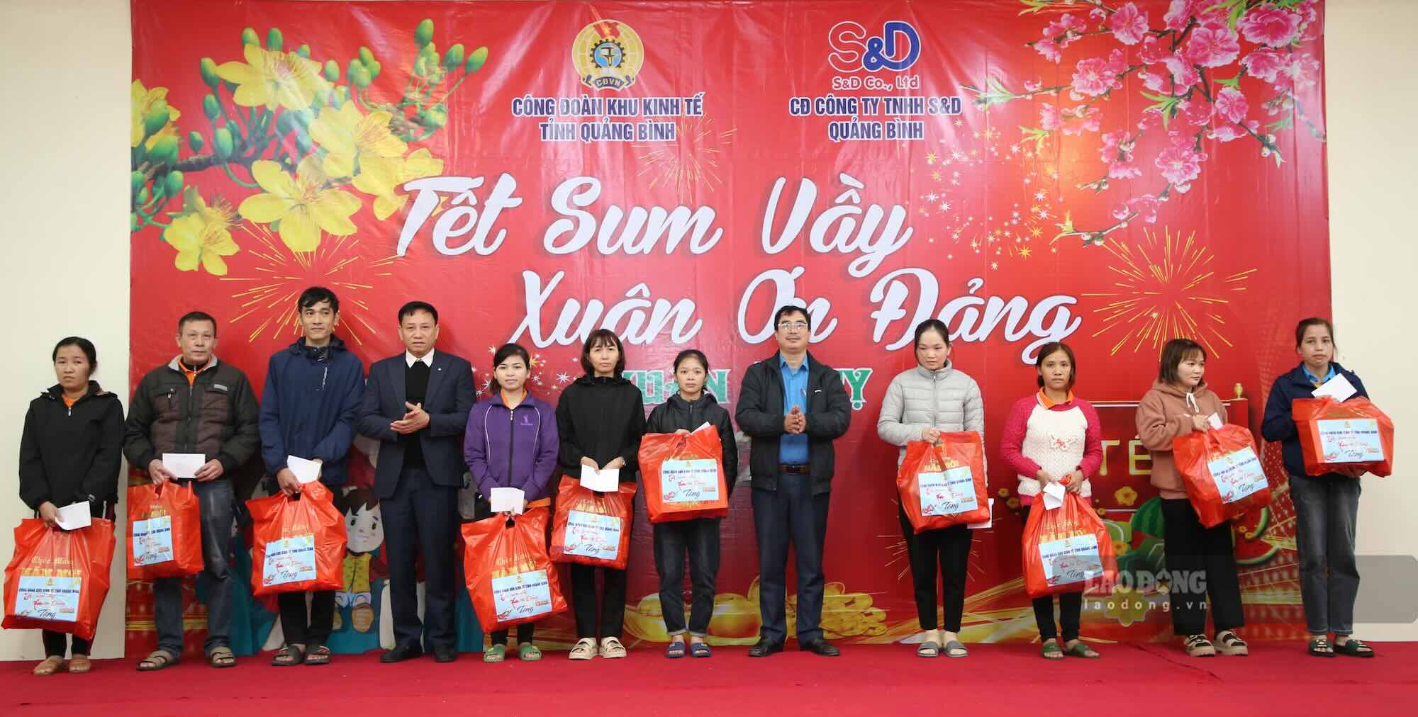 Gifts to workers in Quang Binh. Photo: Cong Sang