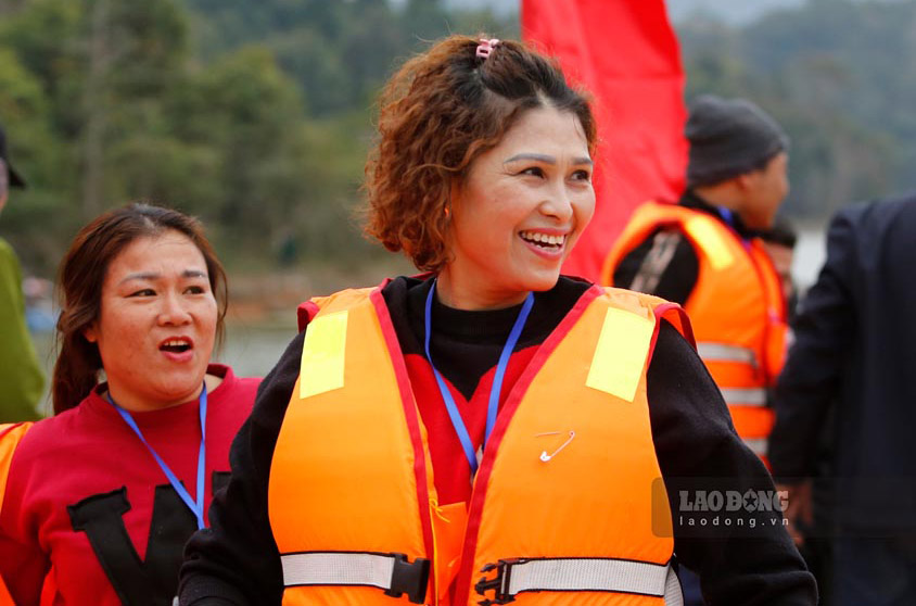 Lan dau tien tham gia dua thuyen Kayka tren ho Pa Khoang, chi Le Thi Thuy - phuong Muong Thanh, TP Dien Bien Phu, khong giau duoc niem vui - cho biet: “Truoc khi buoc vao cuoc dua, toi vo cung hoi hop. Tuy nhien, khi can dich du met nhung cam giac that tuyet voi. Toi da danh mot tuan de tap luyen va chuan bi, quyet tam mang chien thang ve cho doi”.