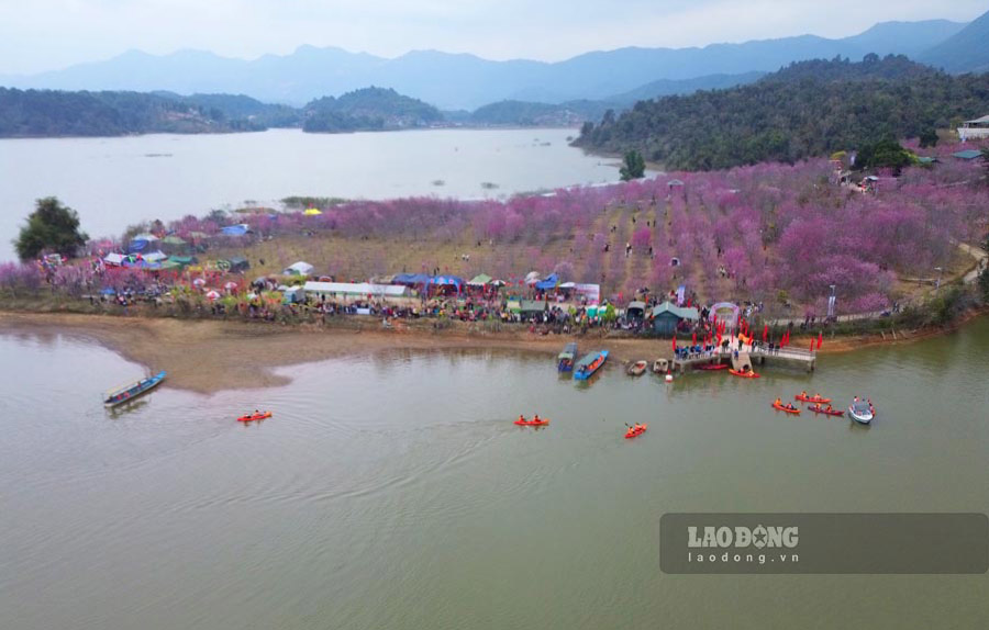  Tai Dao hoa, xa Pa Khoang, TP Dien Bien Phu, giai dua thuyen Kayak da thu hut su tham gia cua dong dao van dong vien va tro thanh diem nhan thu hut su quan tam cua dong dao nguoi dan va du khach.