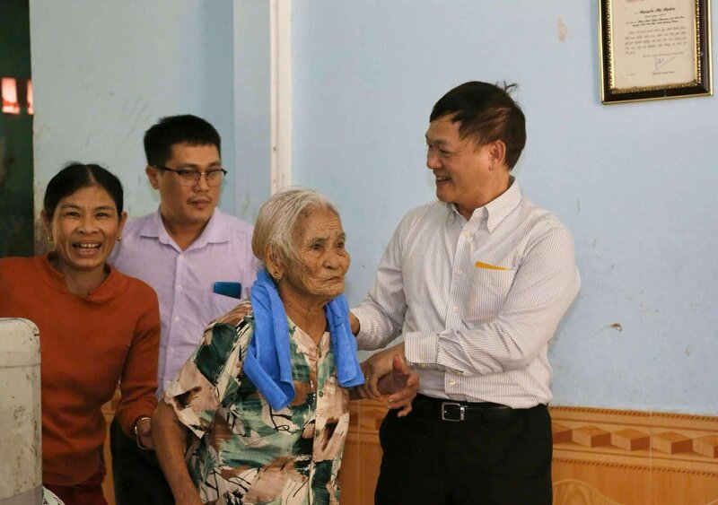 A delegation from Vietnam Airlines Corporation came to pay tribute to Heroic Vietnamese Mother Nguyen Thi Nghia on the occasion of Lunar New Year in Tra My Town, Bac Tra My District. Although she is 104 years old, she is still lucid and cheerful when her "children" come to visit. Photo: Aviation Trade Union