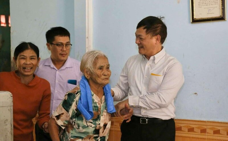 A delegation from Vietnam Airlines Corporation came to pay tribute to Heroic Vietnamese Mother Nguyen Thi Nghia on the occasion of Lunar New Year in Tra My Town, Bac Tra My District. Although she is 104 years old, she is still lucid and cheerful when her "children" come to visit. Photo: Aviation Trade Union