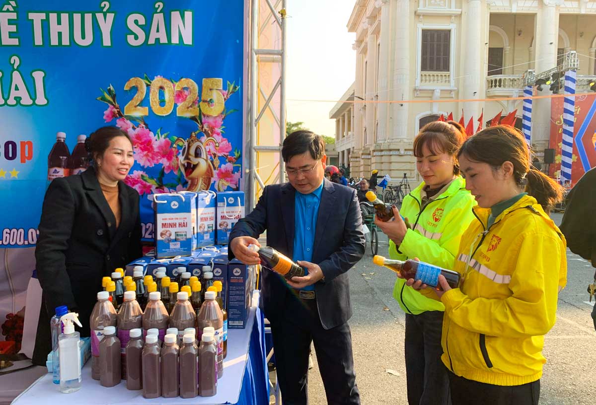 Workers go to the Tet Market of Hai Hau District Trade Union (Nam Dinh Province). Photo: Luong Ha