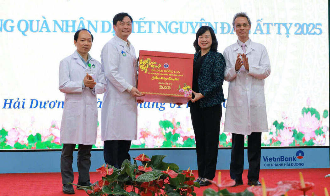 Minister of Health Dao Hong Lan visited and presented gifts to medical staff at Hai Duong General Hospital. Photo: Mai Huong