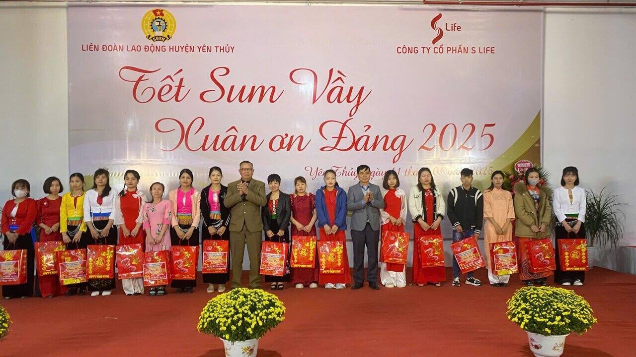 Yen Thuy Labor Union presented 185 Tet gifts to workers and laborers. Photo: Pham Cuong