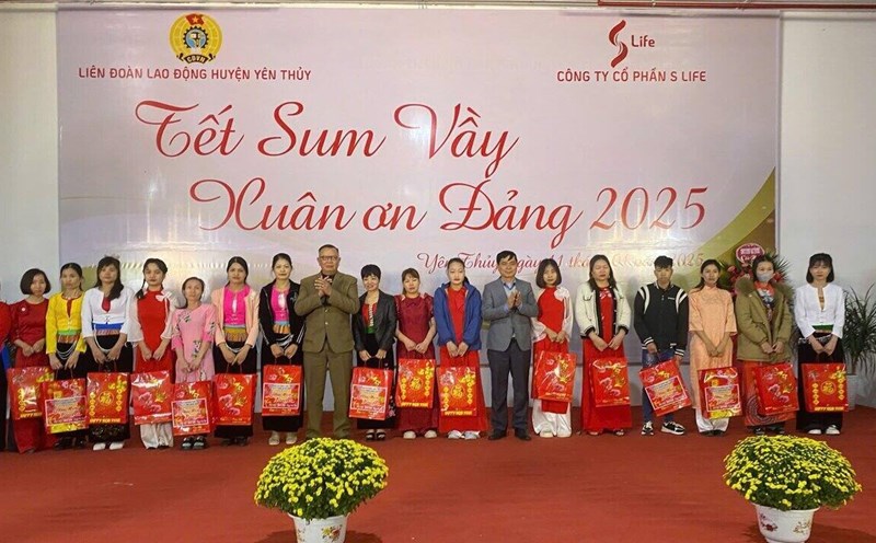 Yen Thuy Labor Union presented 185 Tet gifts to workers and laborers. Photo: Pham Cuong