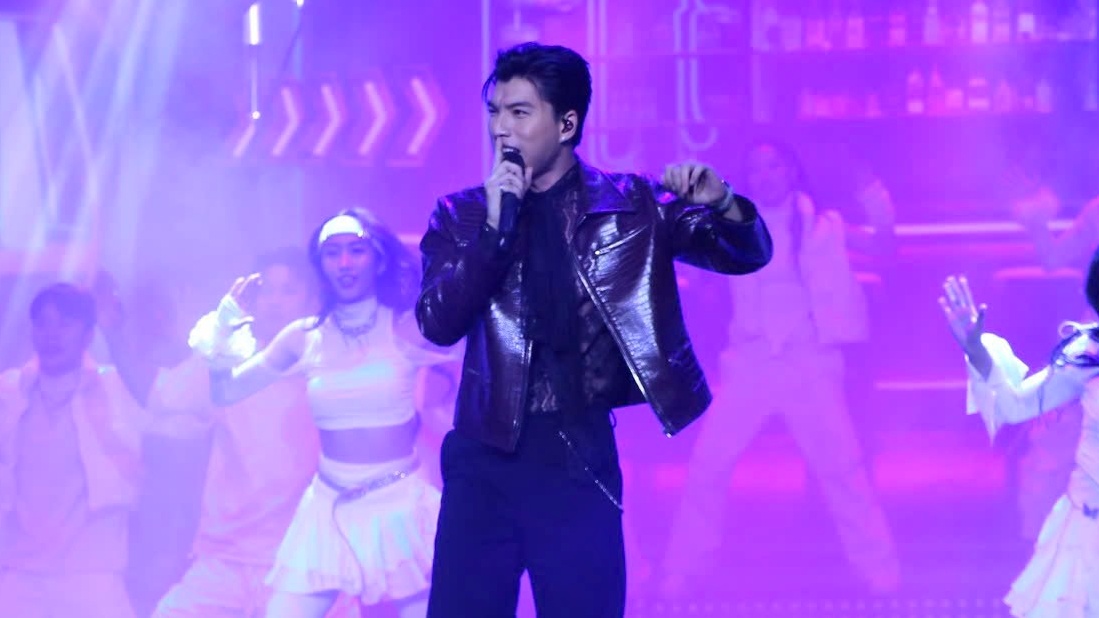 HIEUTHUHAI was honored as Outstanding Young Face of the Year. Photo: Gia Linh