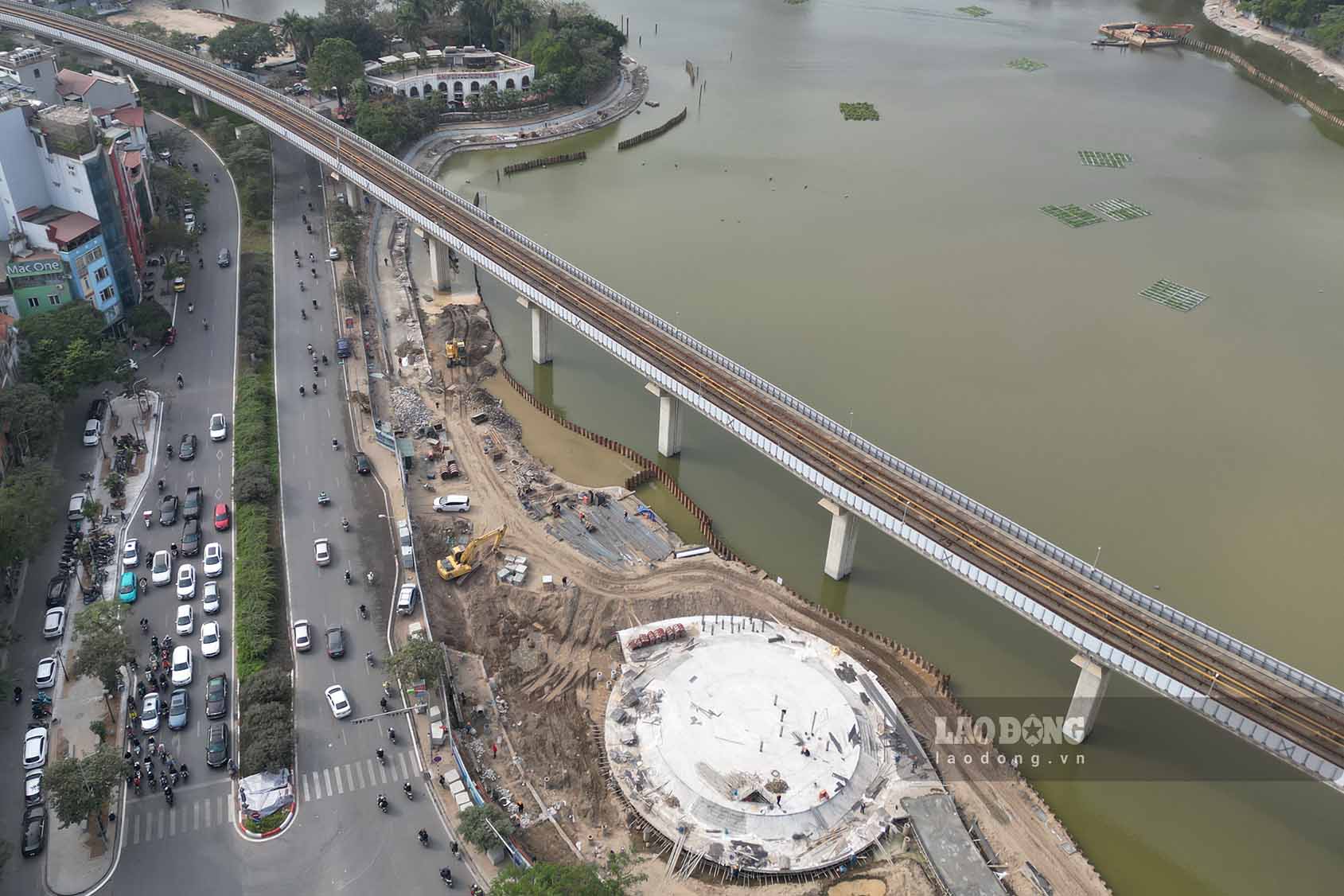 Du an cai tao dong bo ha tang ky thuat canh quan ho Dong Da (hay con goi la ho Hoang Cau, thuoc quan Dong Da, Ha Noi) duoc phe duyet ngay 29.3.2024, tong muc dau tu gan 300 ti dong.