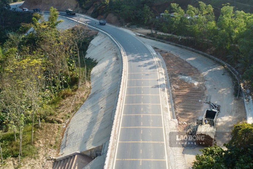 Appearance of National Highway 3 through Bac Kan province after more than 1 year of repairing and handling unsafe traffic points. Photo: Nguyen Hoan.