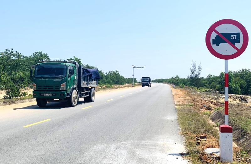 Heavy trucks rampage on the restricted road Vo Chi Cong. Photo: Hoang Bin