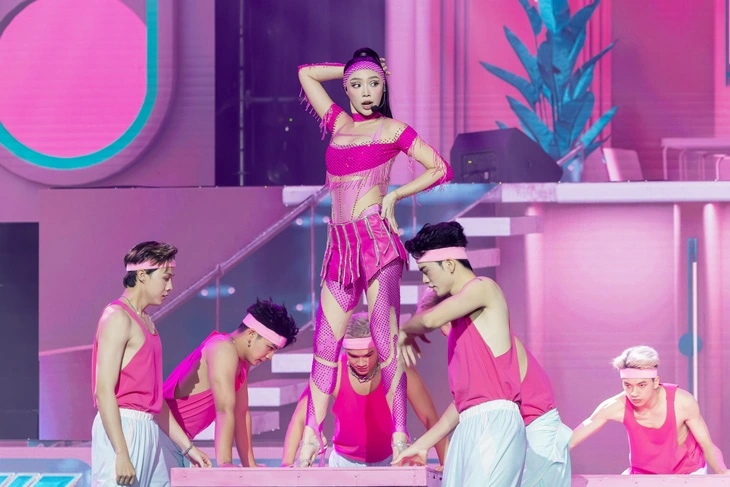 Toc Tien at Sister Who Makes Wave. Photo: Producer.