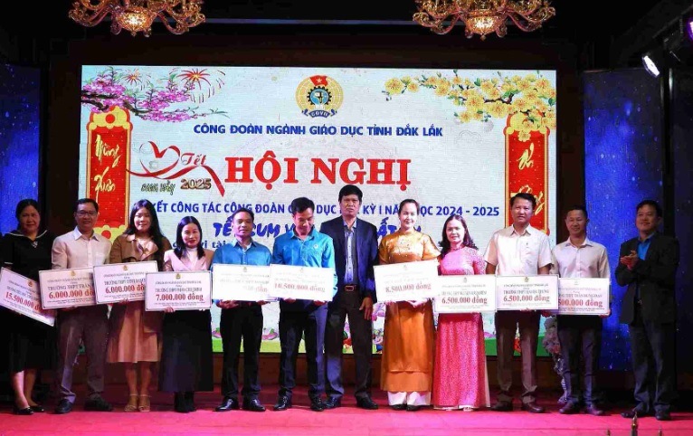 Representatives of grassroots unions receive symbolic Tet gifts for union members and workers. Photo: Bao Trung