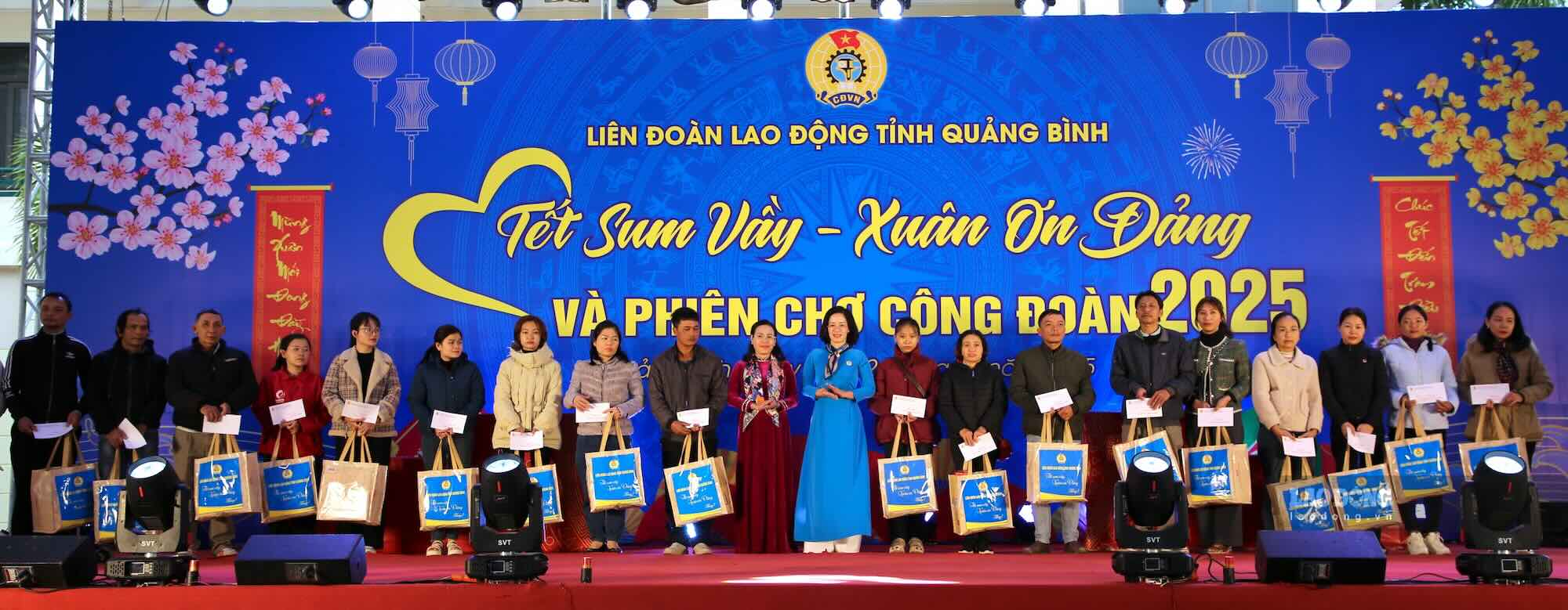 Leaders of the Quang Binh Provincial Federation of Labor presented gifts to workers. Photo: Cong Sang