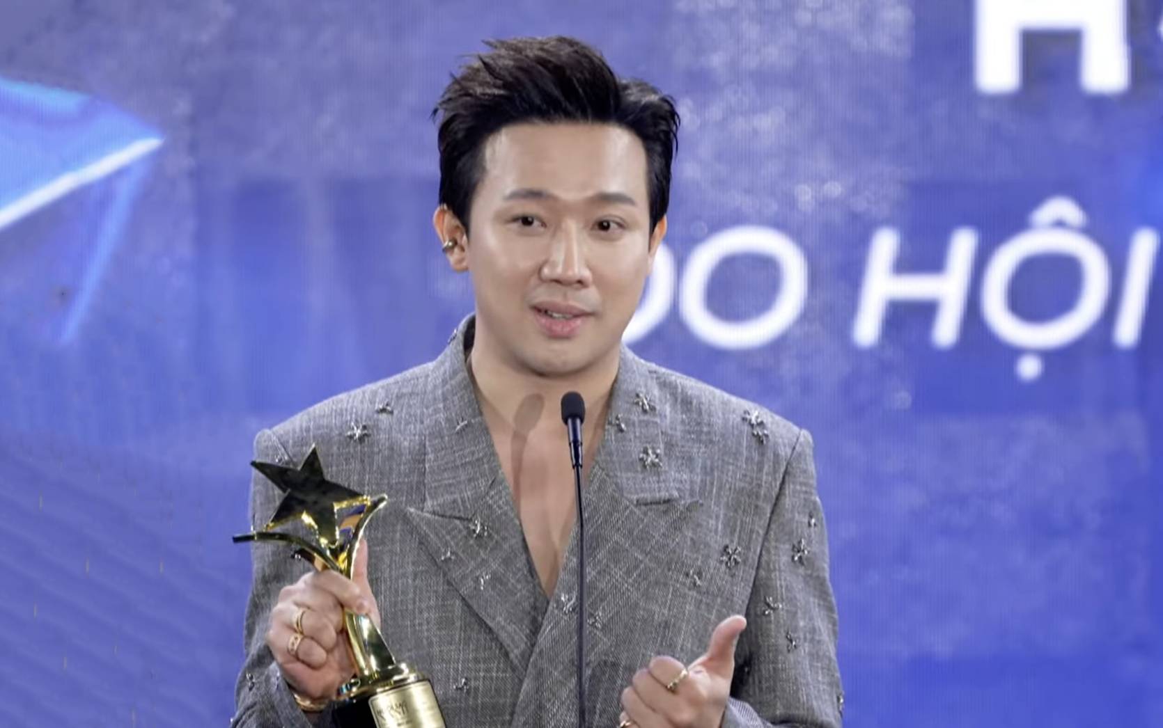 Tran Thanh speaks when receiving the award. Photo: Organizing Committee.