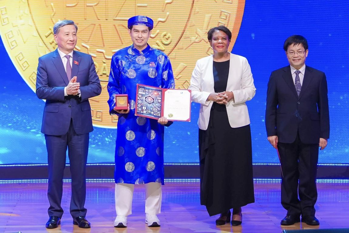 Dr. Tran Hoang Dung (in ao dai) was awarded first prize in the first season of SIU Prize, with a total prize value of more than 2 billion VND. Photo: SIU