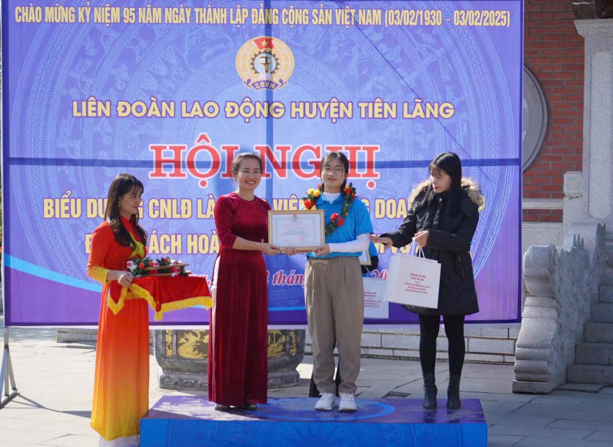 Lãnh đạo LĐLĐ huyện Tiên Lãng khen thưởng công nhân lao động là đảng viên tiêu biểu tại các doanh nghiệp. Ảnh: Mai Dung