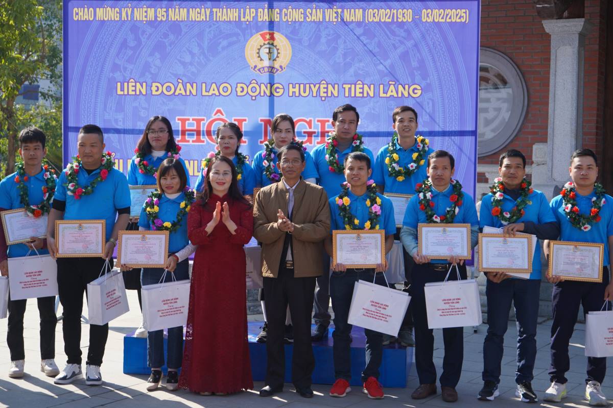 Tien Lang District Labor Federation awarded 66 exemplary workers who are Party members. Photo: Mai Dung