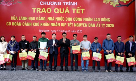 Viện trưởng VKSND Tối cao Nguyễn Huy Tiến và Bí thư Tỉnh ủy, Chủ tịch UBND tỉnh Thái Bình Nguyễn Khắc Thận trao quà Tết tặng công nhân lao động có hoàn cảnh khó khăn đang làm việc trong KCN Liên Hà Thái. Ảnh: Nam Hồng