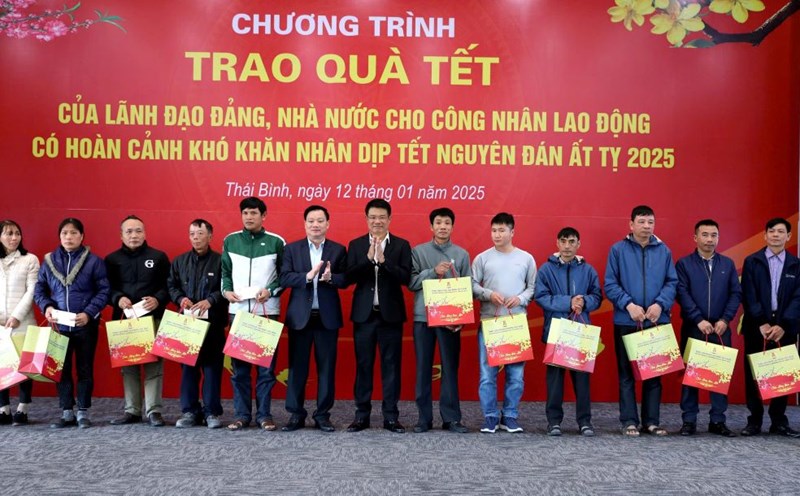 Chief Justice of the Supreme People's Procuracy Nguyen Huy Tien and Secretary of the Provincial Party Committee and Chairman of the People's Committee of Thai Binh Province Nguyen Khac Than presented Tet gifts to workers in difficult circumstances working in Lien Ha Thai Industrial Park. Photo: Nam Hong