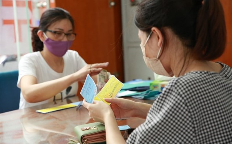 People should pay attention to the information on the motorbike insurance certificate. Photo: Hai Nguyen