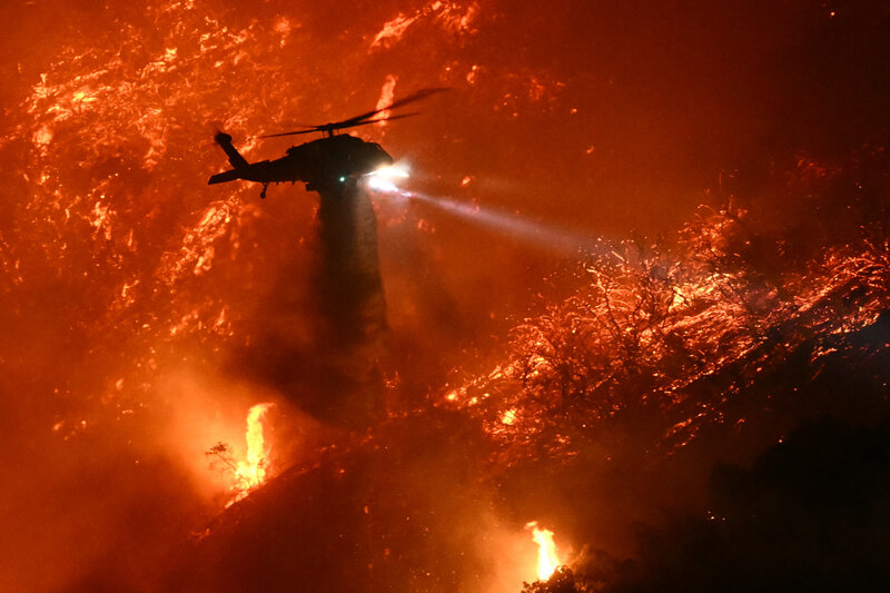 Helicopters provide aerial firefighting support during a wildfire in Los Angeles (USA). Photo: AFP