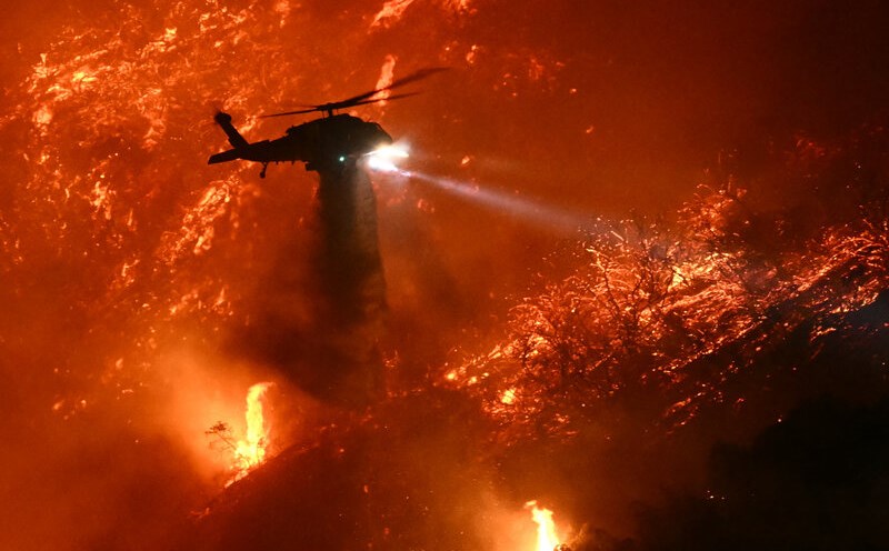 Helicopters provide aerial firefighting support during a wildfire in Los Angeles (USA). Photo: AFP