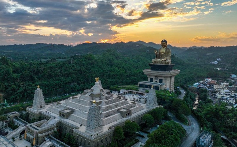 Fo Guang Shan Temple with the giant Buddha statue. Photo: Hoang Ha