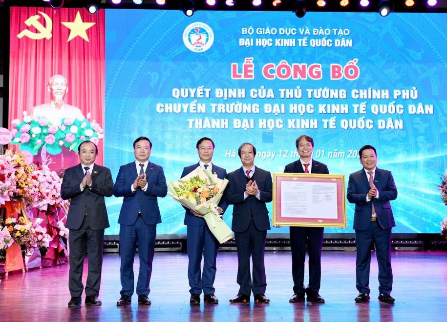Ceremony to announce the Prime Minister's Decision to convert National Economics University into National Economics University. Photo: Phuong Linh