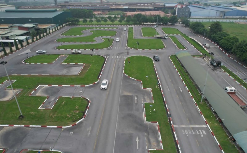 Driving test centers that violate the law will be fined. Illustration: Xuyen Dong