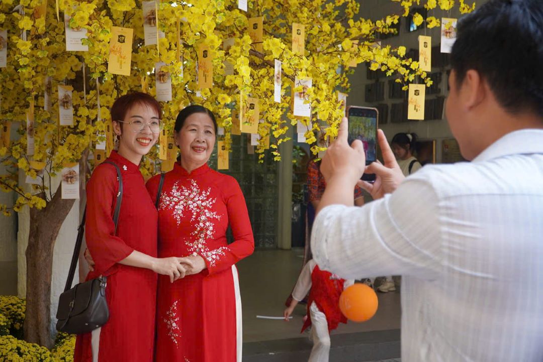 People flocked to the streets to take Tet photos. Photo: Nguyen Chan