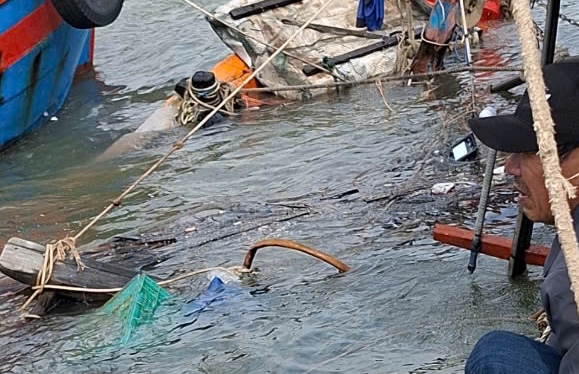 Fishermen's fishing boat sank on Nhat Le River, estimated damage of about 100 million VND. Photo: V. Ninh