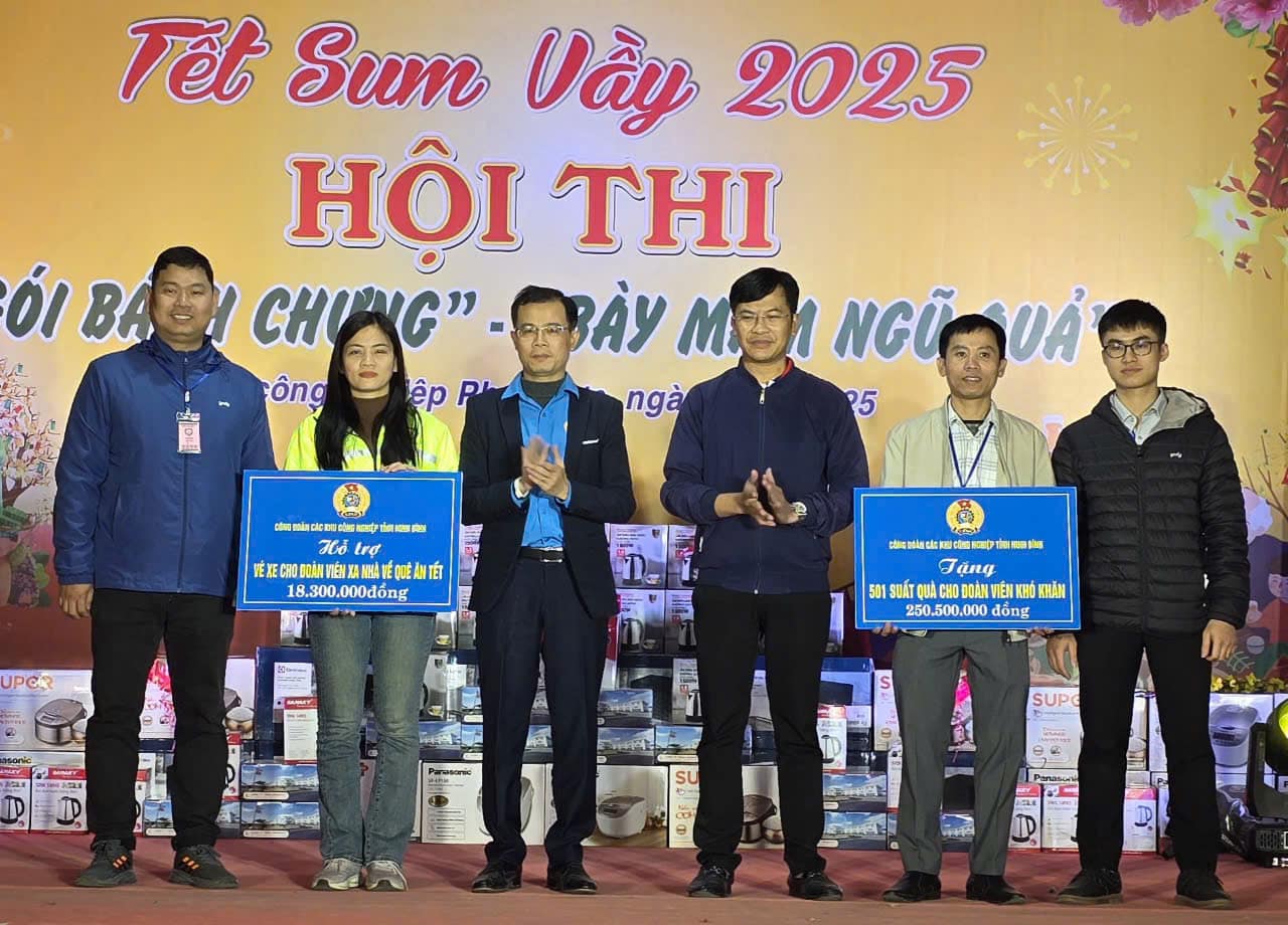 Representatives of the Trade Union of Industrial Parks in Ninh Binh province presented money to support bus tickets for union members and workers living far away to return home for Tet. Photo: Nguyen Truong