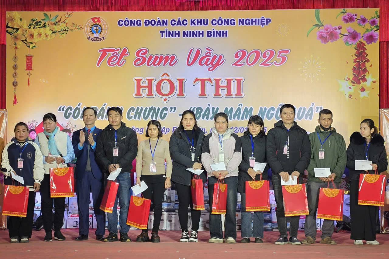 Trao qua Tet cho doan vien, NLD trong Chuong trinh “Tet sum vay” nam 2025 do Cong doan cac khu cong nghiep tinh Ninh Binh to chuc. Anh: Nguyen Truong