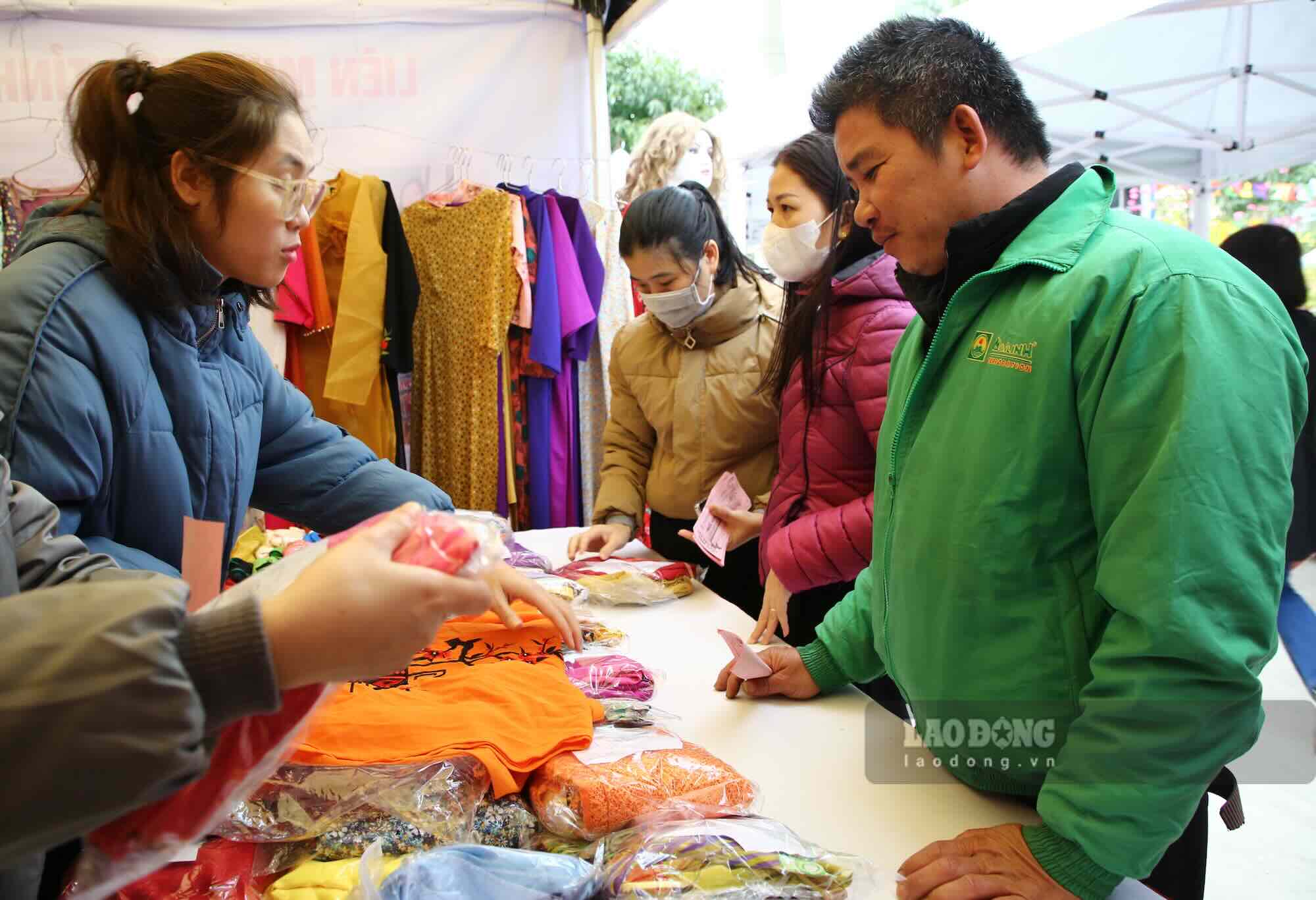 Workers are excited to visit the zero-dong and discount booths. Photo: Cong Sang