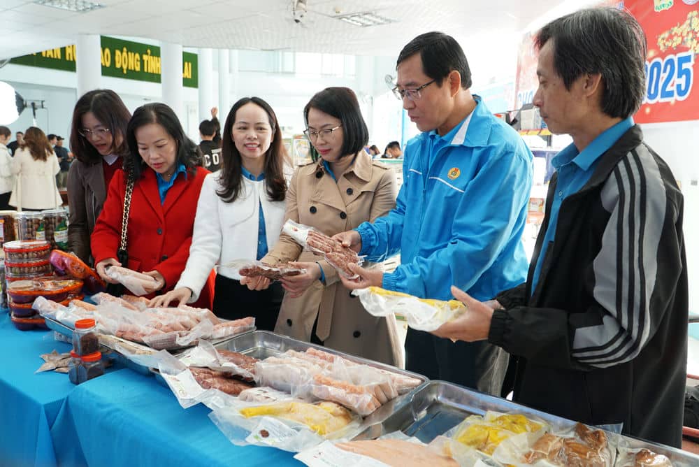 Chợ Tết Công đoàn trực tuyến bán giá ưu đãi cho đoàn viên, người lao động. Ảnh: Thanh Tuấn 