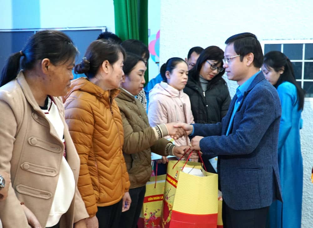 Chairman of Gia Lai Provincial Federation of Labor Nguyen Hoang Phong presents gifts to encourage union members and workers. Photo: Thanh Tuan