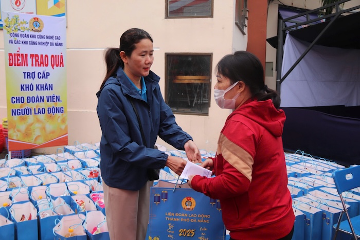 Da Nang Trade Union presented 8,800 Tet gifts to workers. Photo: Nguyen Linh