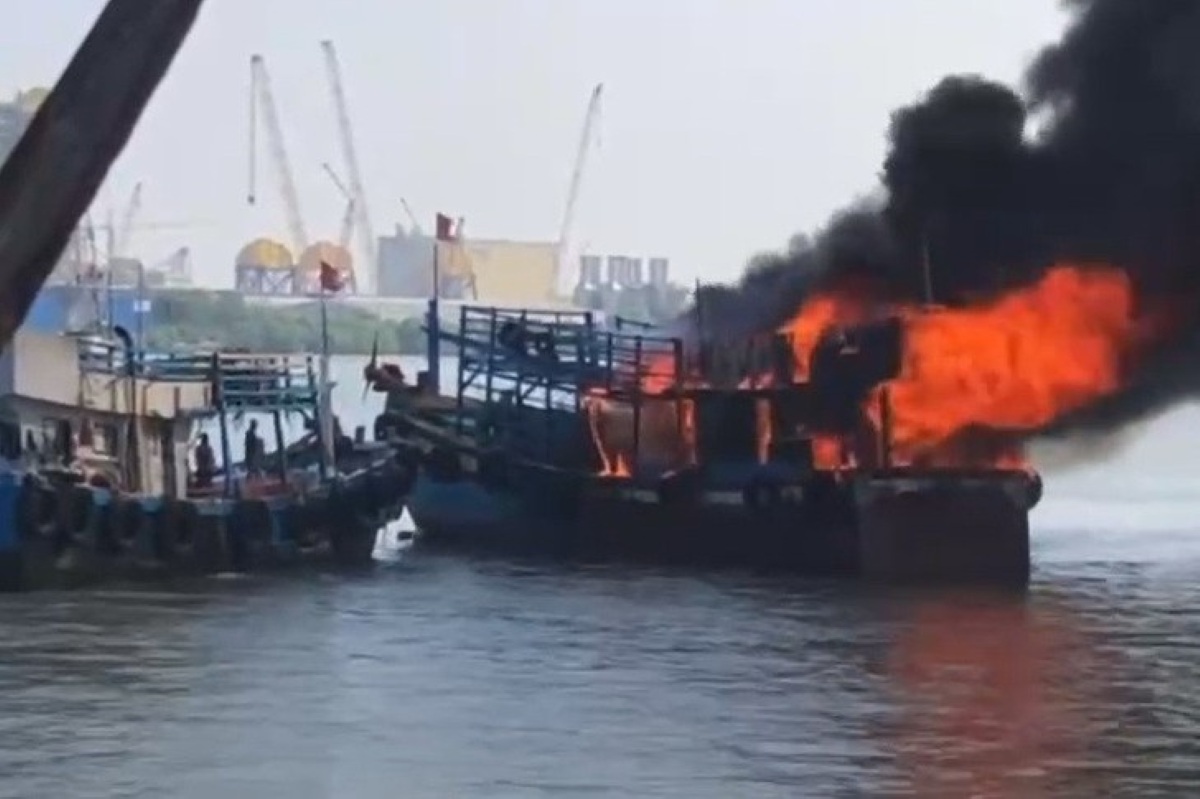 Fishing boat caught fire on the morning of January 12 in Vung Tau. Photo: Phuc Buu