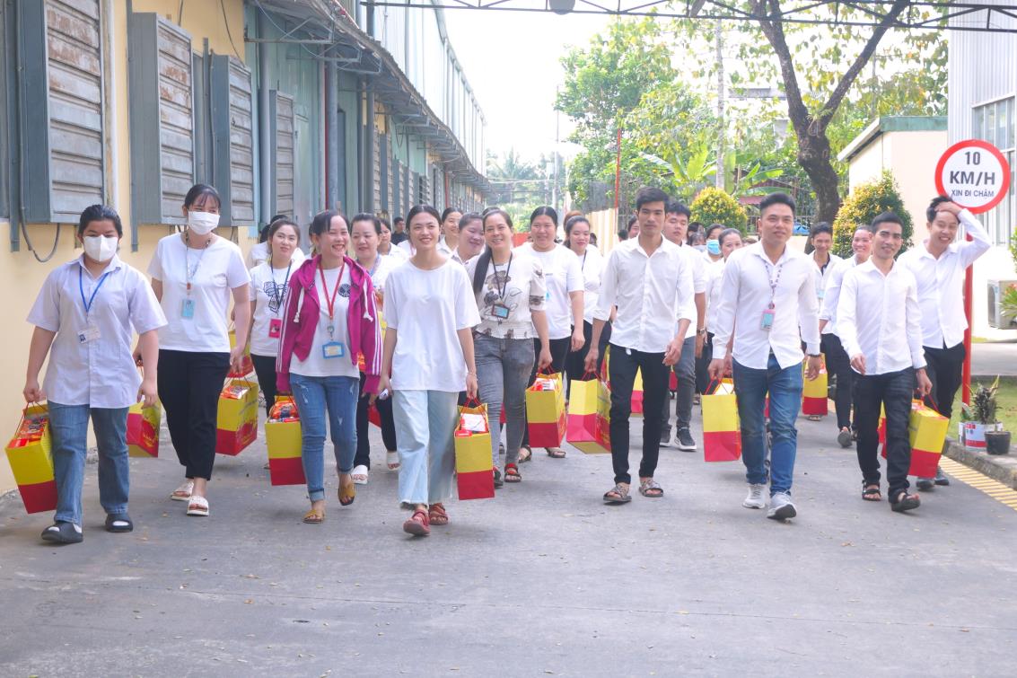 Công nhân Công ty TNHH MTV Giáp Quán Thăng vui mừng khi được đoàn công tác Trung ương tặng quà. Ảnh: Tạ Quang