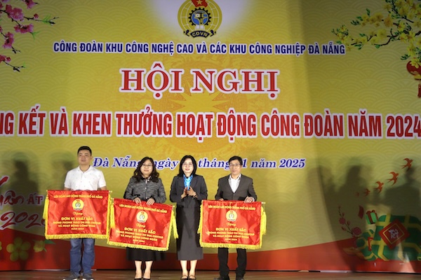 Dịp này, nhiều tập thể, cá nhân có thành tích xuất sắc trong hoạt động công đoàn được các cấp, các ngành tuyên dương, khen thưởng. Ảnh: Nguyễn Linh