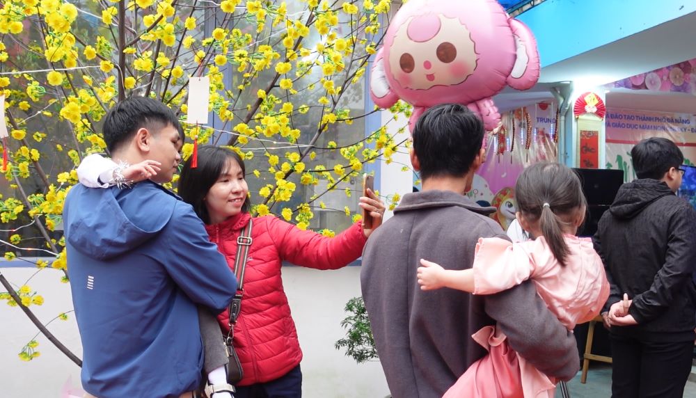 Many workers' families participate in the 2025 Spring Festival program. Photo: Tran Thi