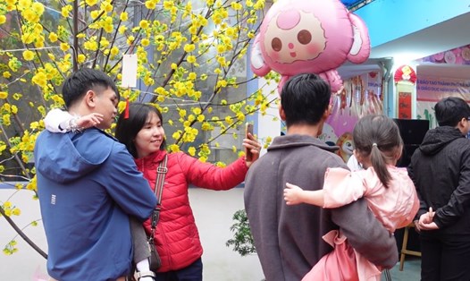 Nhiều gia đình công nhân tham gia chương trình Hội Xuân 2025. Ảnh: Trần Thi