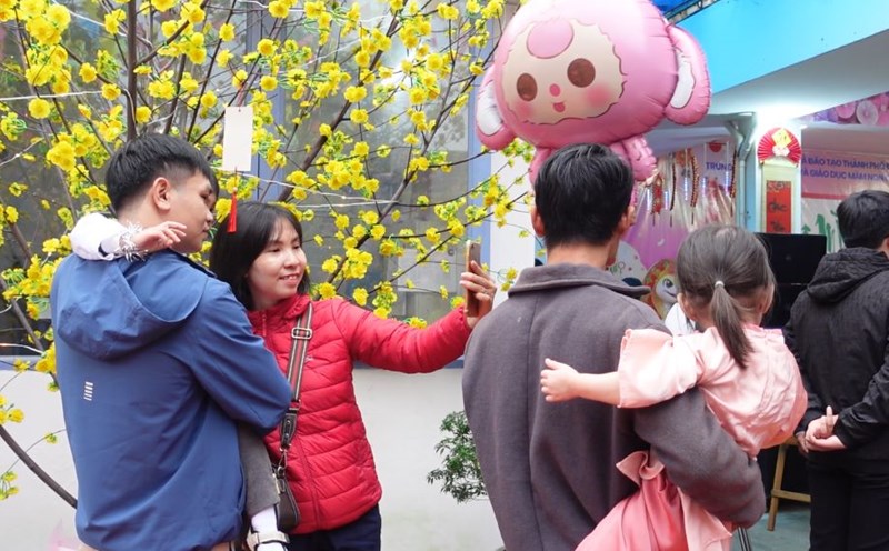 Many workers' families participate in the 2025 Spring Festival program. Photo: Tran Thi