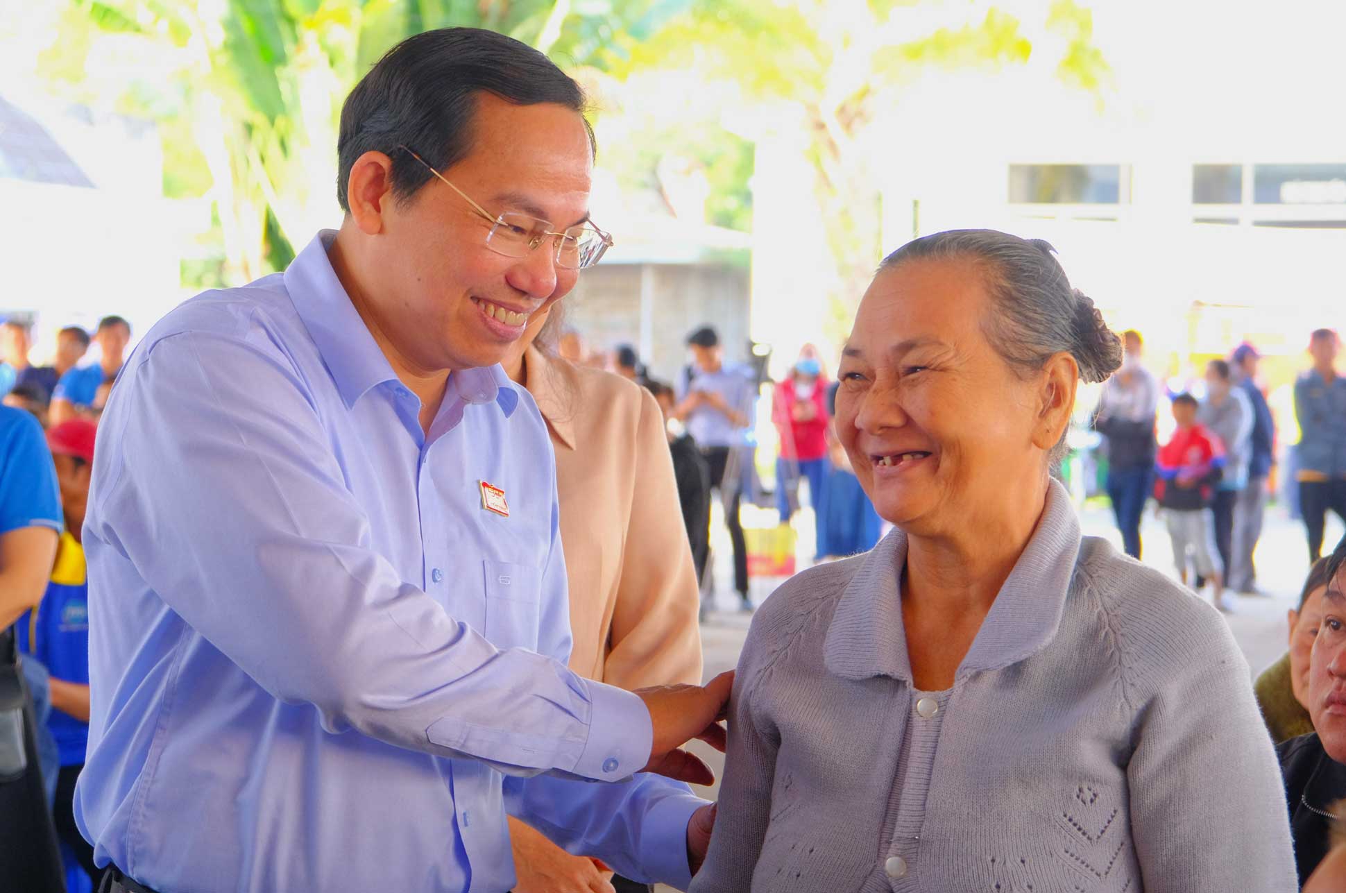 Ông Lê Quang Mạnh, Ủy viên Ban Chấp hành Trung ương Đảng, Chủ nhiệm Ủy ban Tài chính – Ngân sách của Quốc hội, thăm hỏi người lao động. Ảnh: Mỹ Ly