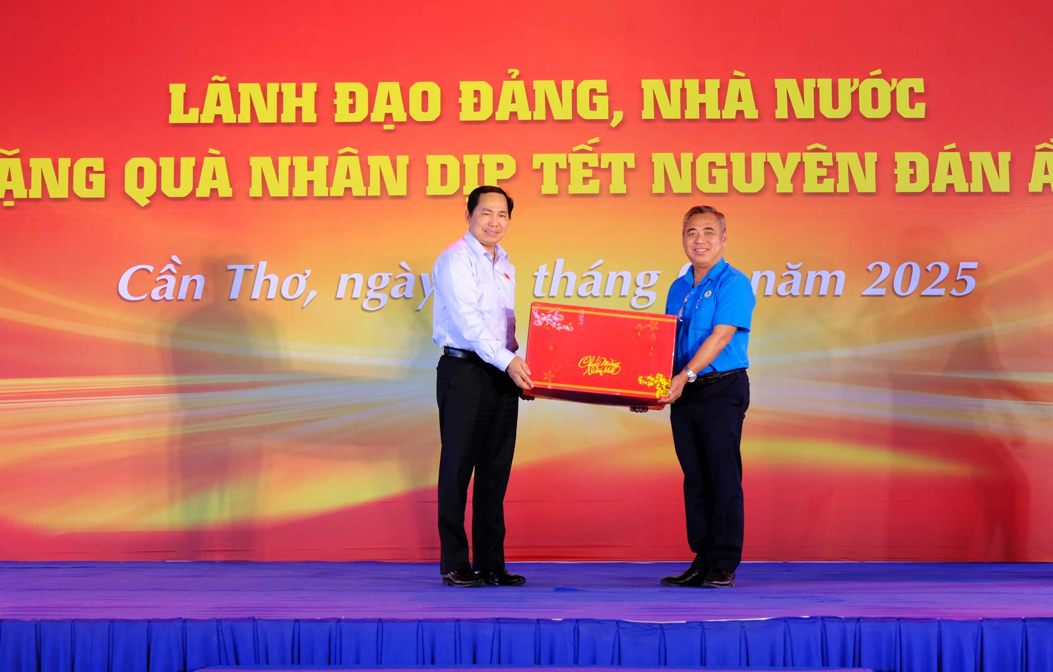 ông Lê Quang Mạnh, Ủy viên Ban Chấp hành Trung ương Đảng, Chủ nhiệm Ủy ban Tài chính – Ngân sách của Quốc hội trao quà cho