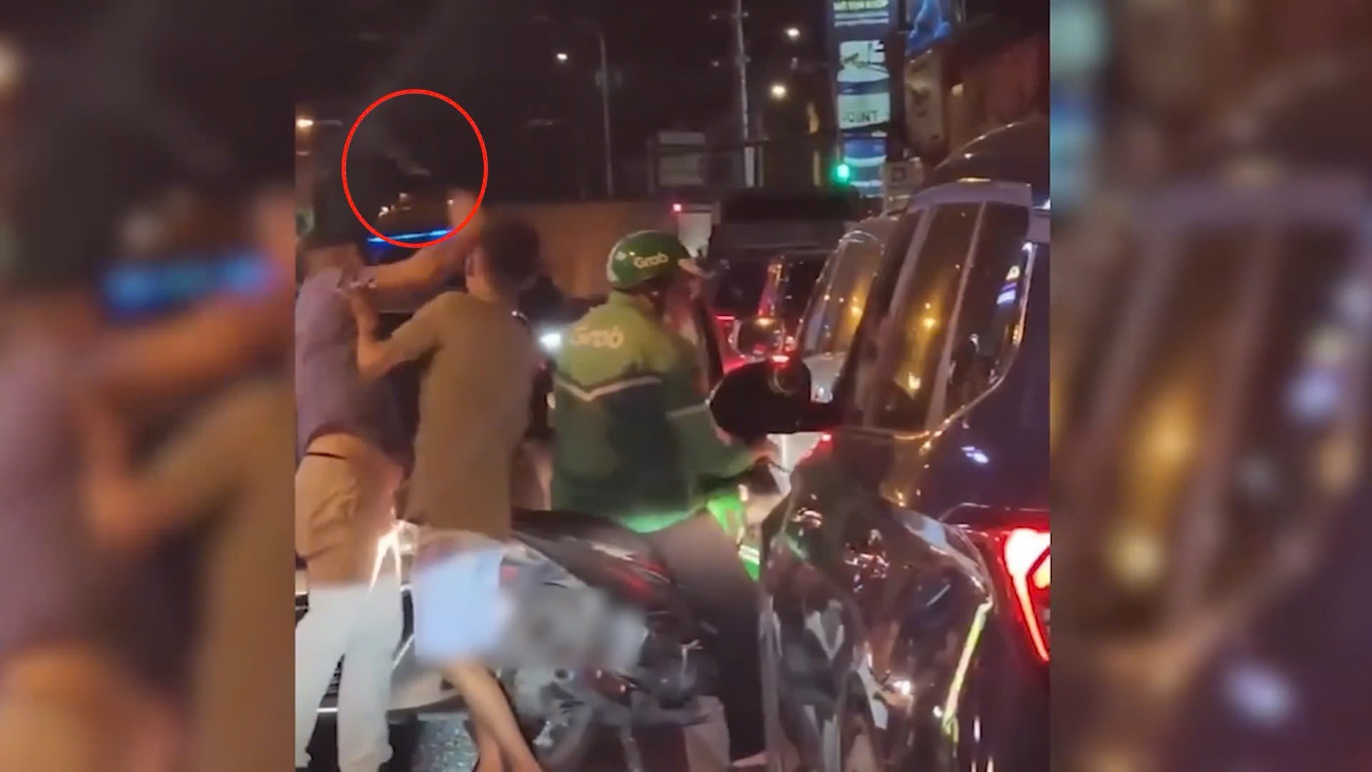 Man hits motorbike driver in the head with stick in HCMC