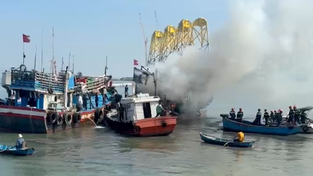 The fishing boat fire while anchored was quickly controlled and extinguished. Photo: Phuc Buu