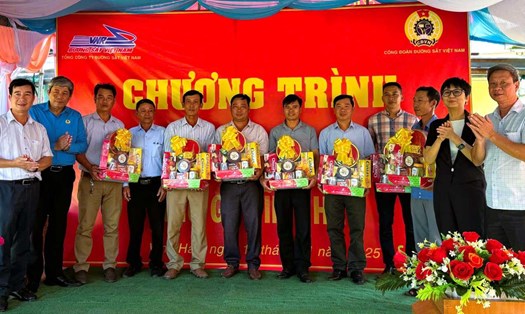 Lãnh đạo Tổng Công ty Đường sắt Việt Nam, Công đoàn Đường sắt tặng quà Tết Sum vầy các tập thể làm việc đêm giao thừa. Ảnh: Văn Hòa