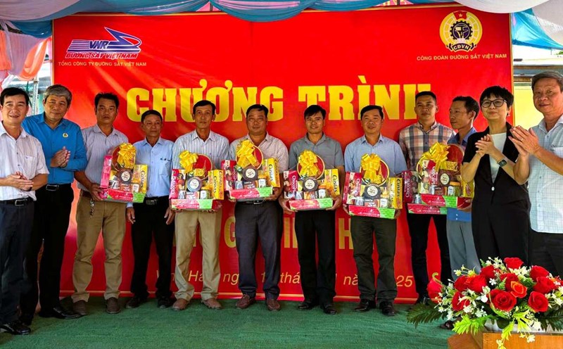 Leaders of Vietnam Railway Corporation and Railway Trade Union presented Tet gifts to the working groups on New Year's Eve. Photo: Van Hoa