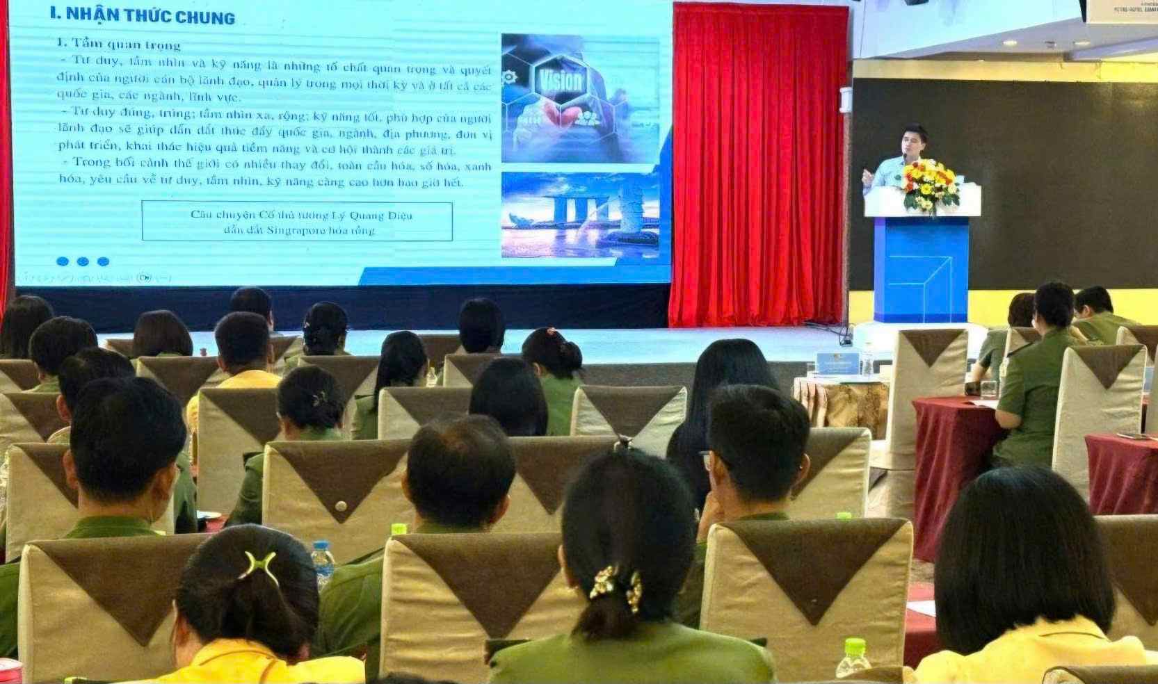 Mr. Ngo Duy Hieu - Vice President of the Vietnam General Confederation of Labor - presented a topic in the training program for union members and key union officials in the People's Public Security. Photo: Thanh An